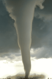 Image of Angin Puting Beliung Sebuah Buku tentang Tornado